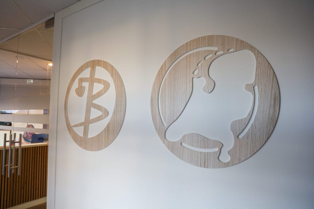 man loopt naar binnen bij de kliniek