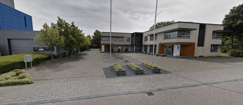 man loopt naar binnen bij de kliniek